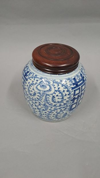 null Ginger pot in white-blue porcelain decorated with Xi characters, the character...