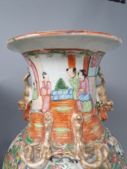 null Deux vases en porcelaine polychrome à décor de personnages, fleurs et oiseaux...