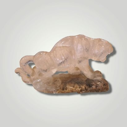 null 
Sujet en cristal de roche sculpté d'un tigre.

Chine, XXème

H. 7 - L. 13,5...