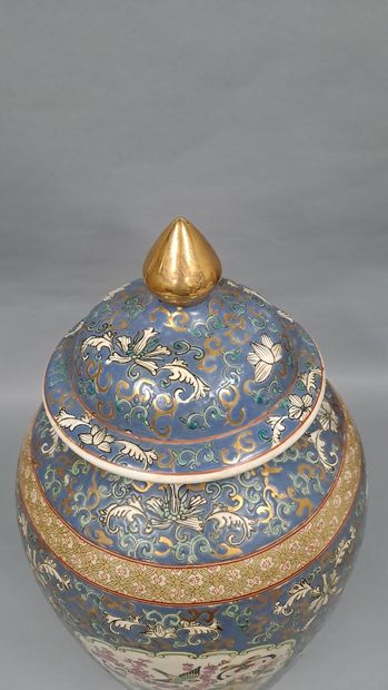 null Grand pot couvert en porcelaine à décor en médaillon de scènes de palais, d'oiseaux...