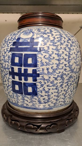 null CHINA - 19th century

Pair of blue white ginger pots.

H. 24 and 22 cm

Crack

Wooden...