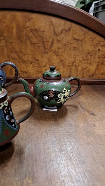 null Three small teapots in cloisonné enamel. China, 20th century.

Height : 10,...
