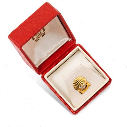 null CARTIER

Pin’s coquille saint-Jacques en or 18K (750), agrémenté de 3 diamants...