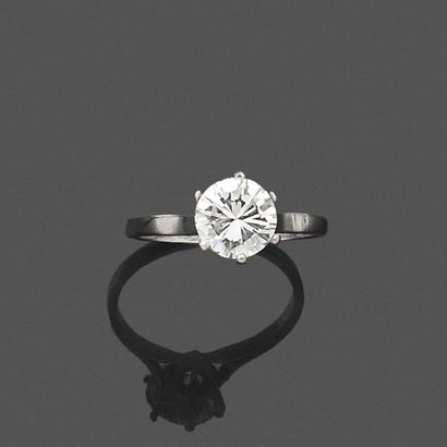 null Bague en or gris 18K (750), ornée d’un diamant rond de taille brillant 

pesant...