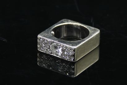 null Bague-sculpture en or gris 18K (750), sertie d’un diamant rond de taille 

brillant...