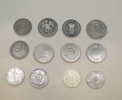 null Lot de 22 monnaies étrangères en argent

Autriche, Belgique, Hongrie, Japon...