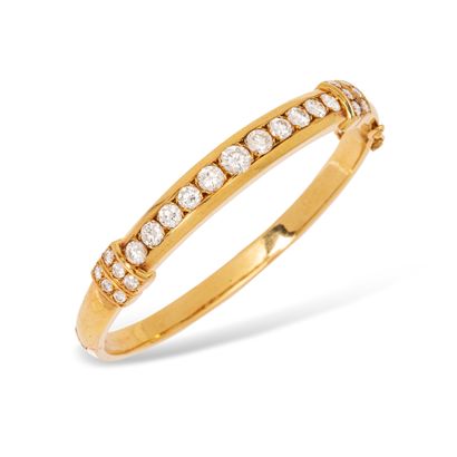 null Bracelet ouvrant en or 18K (750), serti d’une ligne de 11 diamants 

ronds de...