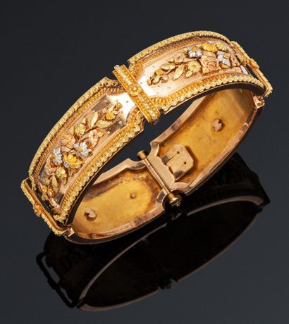 null 
Bracelet large, articulé en ors de couleurs 18K (750), guilloché, appliqué...