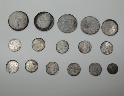 null LOUIS XIV

Lot de 16 monnaies d’argent 

- 1/2 écu 1703 ? aux insignes ref.

-...