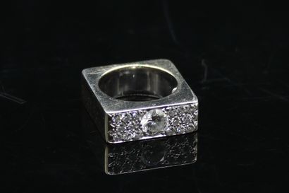 null Bague-sculpture en or gris 18K (750), sertie d’un diamant rond de taille 

brillant...