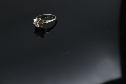 null Bague en or gris 18K (750), ornée d’un diamant rond de taille brillant. 

Tour...