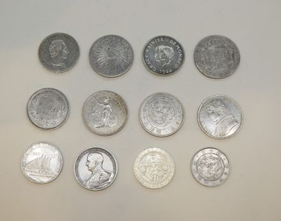 null Lot de 22 monnaies étrangères en argent

Autriche, Belgique, Hongrie, Japon...
