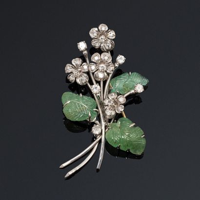 null 
Broche bouquet en or gris 18K (750) et platine, les fleurs serties de diamants...