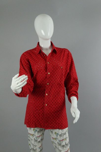 null VERSUS GIANNI VERSACE 



Red cotton shirt with geometric cutout.

Jewelry lion...