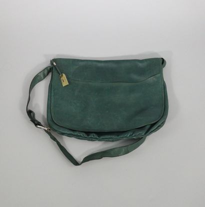 null LANCEL



Fir green leather satchel bag, gold metal jewelry. 

Wear. 



Dimensions...