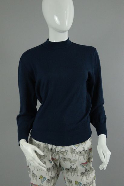 null COURREGES

Circa 1980



Blue knit sweater with a chimney neck. 



Size: S...