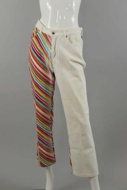 null VERSACE CLASSIC 



White cotton canvas pants with multicolor prints. 



Size...