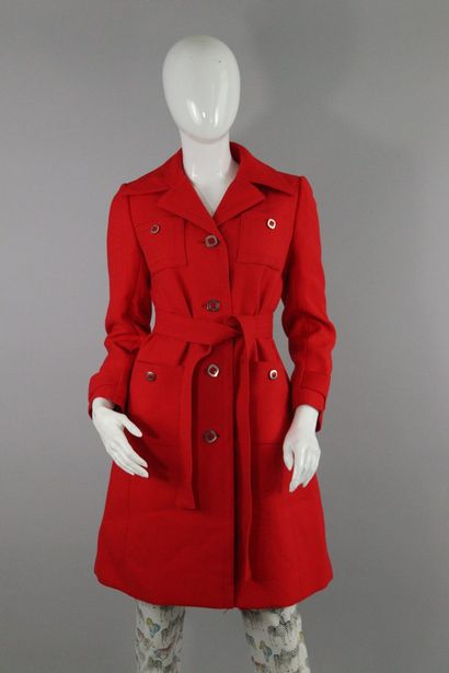 null COURREGES (attribué à)



Prototype de manteau rouge vif et boutons géométriques....