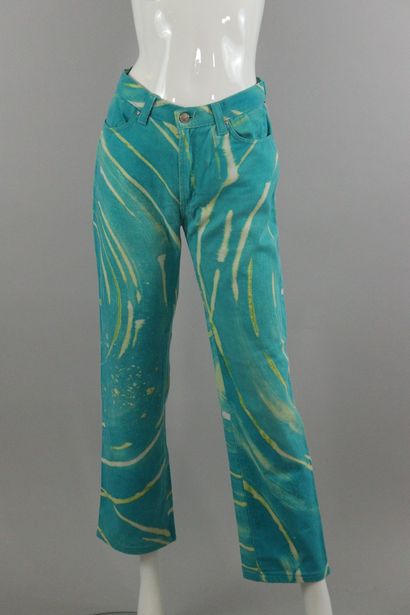 null VERSACE SIGNATURE JEANS 



Turquoise and white cotton canvas pants with tye...