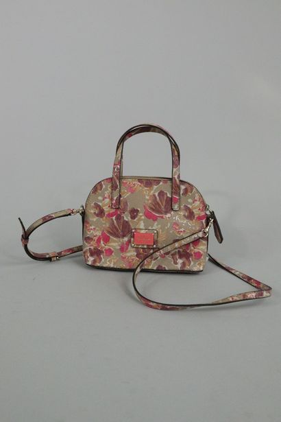 null 
GUESS



Bag made of flowered coated canvas and shoulder strap.



Dimensions:...