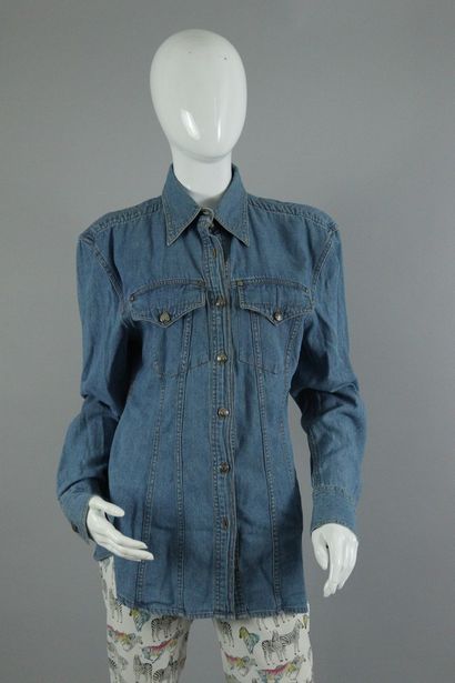 null VERSACE JEAN COUTURE 



Denim shirt with jellyfish jewelery emblem of the House....