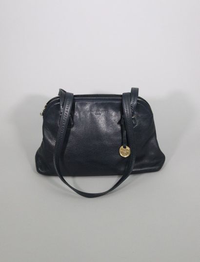 null SONIA RYKIEL



Hand or shoulder bag in grained blue leather, gold jewelry and...