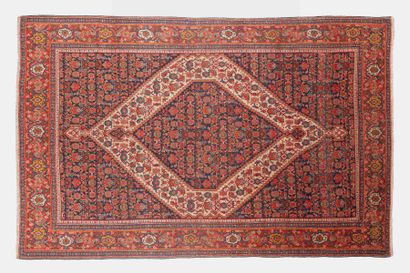 null SENNEH carpet (Persia), late 19th century
Dimensions : 212 x 136cm.
Technical...