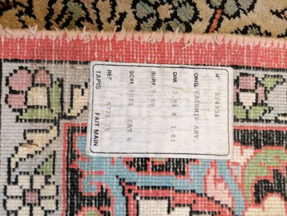 null India, circa 1980.
Large and fine silk cashmere rug.
Dimensions. 281 x 181 cm
Silk...