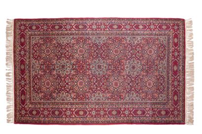 null Teheran carpet (Persia), end of the 19th century
Dimensions : 200 x 140cm.
Technical...