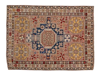 null KONAGEND carpet (Caucasus), end of the 19th century
Dimensions : 160 x 118cm.
Technical...