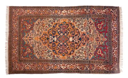 null Teheran carpet (Persia), early 20th century
Dimensions : 210 x 137cm.
Technical...