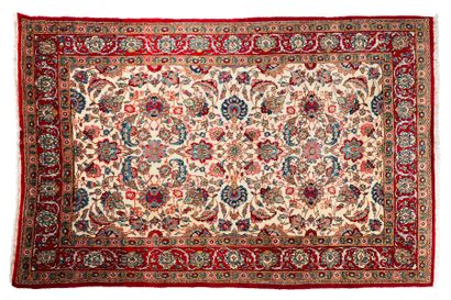null GHOUM carpet (Iran), mid 20th century
Dimensions: 282 x 185cm.
Technical characteristics...