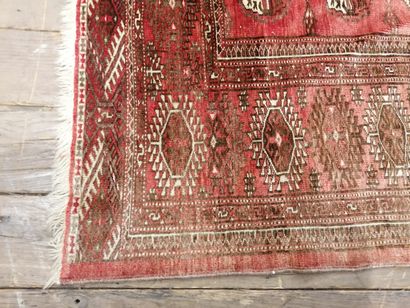 null Turkmen, About 1940/50
Important Tekke Bukhara carpet 
Dimensions. 305 x 221...