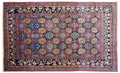 null ISPAHAN carpet (Persia), end of the 19th century
Dimensions : 195 x 140cm.
Technical...
