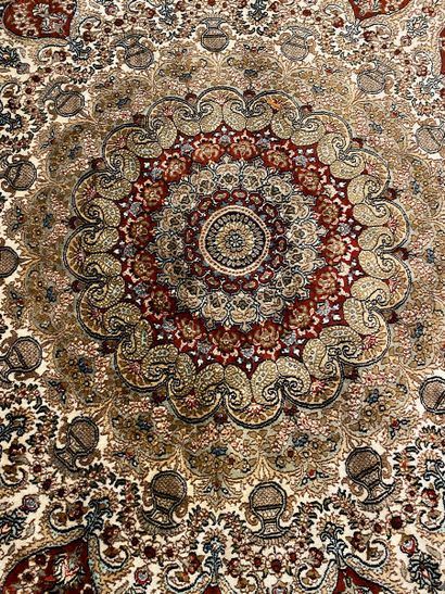 null Meriké silk carpet, Turkey
Size 360 x 280 cm
Red background