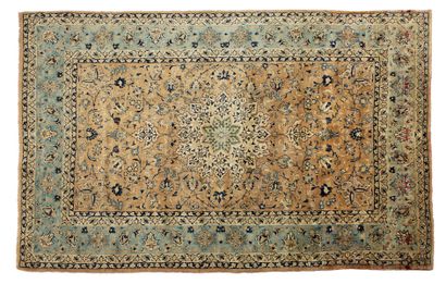 null Fine ISPAHAN carpet on silk chain, (Persia), circa 1930/40
Dimensions : 232...