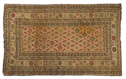 null KONAKEND carpet (Caucasus), end of the 19th century
Dimensions : 245 x 150cm.
Technical...