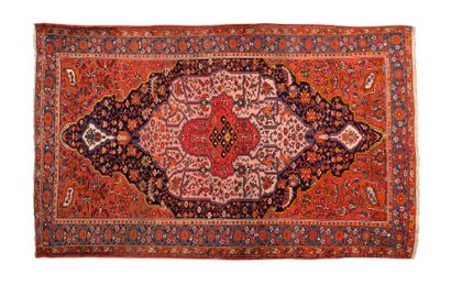 null MELAYER carpet (Persia), early 20th century
Dimensions : 190 x 130cm.
Technical...