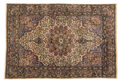 null KIRMAN carpet (Iran), circa 1930
Dimensions : 339 x 241cm.
Technical characteristics...