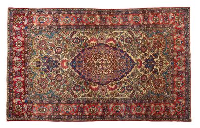 null Fine ISPAHAN carpet, (Persia), early 20th century
Dimensions : 211 x 141cm.
Technical...