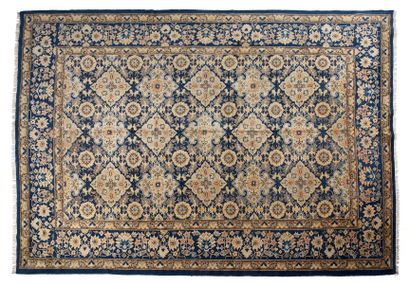 null YARKAND carpet (Central Asia), late 19th, early 20th century
Dimensions : 310...