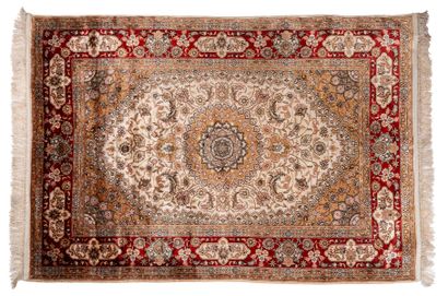 null Silk CASH carpet (India), mid 20th century
Dimensions : 197 x 132cm.
Technical...