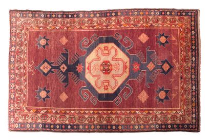 null KAZAK carpet (Caucasus), 2nd third of the 20th century
Dimensions : 190 x 123cm.
Technical...