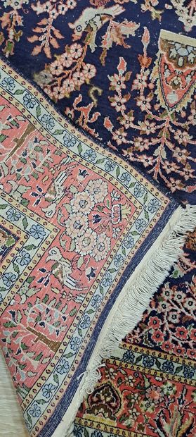 null India - About 1975/80
Silk Kashmir carpet 
Dimensions. 186 x 123 cm
Silk velvet...