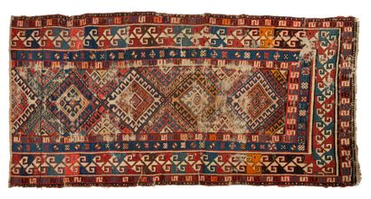 null CHIRVAN carpet (Caucasus), late 19th century 
Dimensions : 233 x 114cm.
Technical...