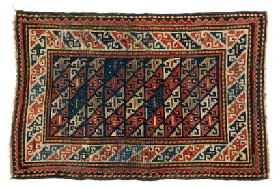 null Tapis KAZAK (Caucase), fin du 19e siècle 
Dimensions : 150 x 100cm.
Caractéristiques...