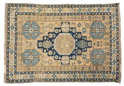 null KONAKEND carpet (Caucasus), late 19th century.
Dimensions : 154 x 117cm.
Technical...