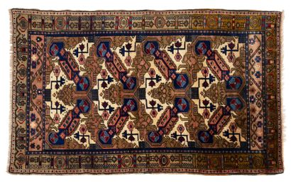 null Tapis MÉLAS (Asie Mineure), 3e tiers du 20e siècle
Dimensions : 204 x 122cm.
Caractéristiques...