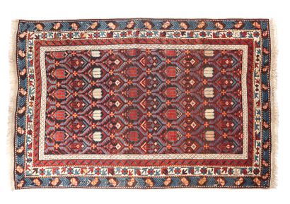 null KONAGEND carpet (Caucasus), late 19th century
Dimensions : 170 x 116cm.
Technical...