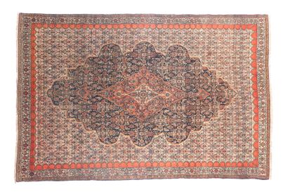 null SENNEH carpet (Persia), early 20th century
Dimensions : 195 x 136cm.
Technical...